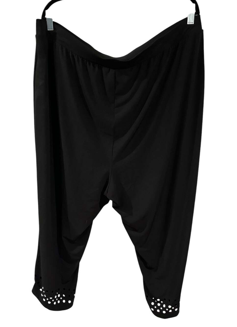 CJ Banks Black Knit Capris Pierced Hem Design Plus Size 2X EUC